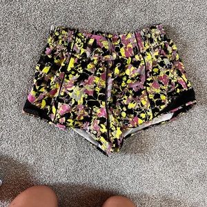 Lululemon Hotty Hot short. Size 8. High rise. 2.5”